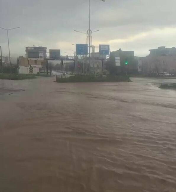 Siirt’in Kurtalan ilçesinde sabah saatlerinde etkili olan sağanak yağış, günlük
