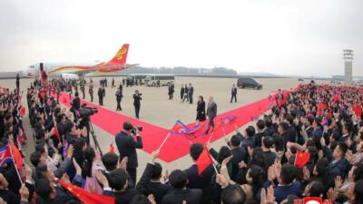 Kuzey Kore lideri Kim Jong-un, Çin Dışişleri Bakanı Wang Yi