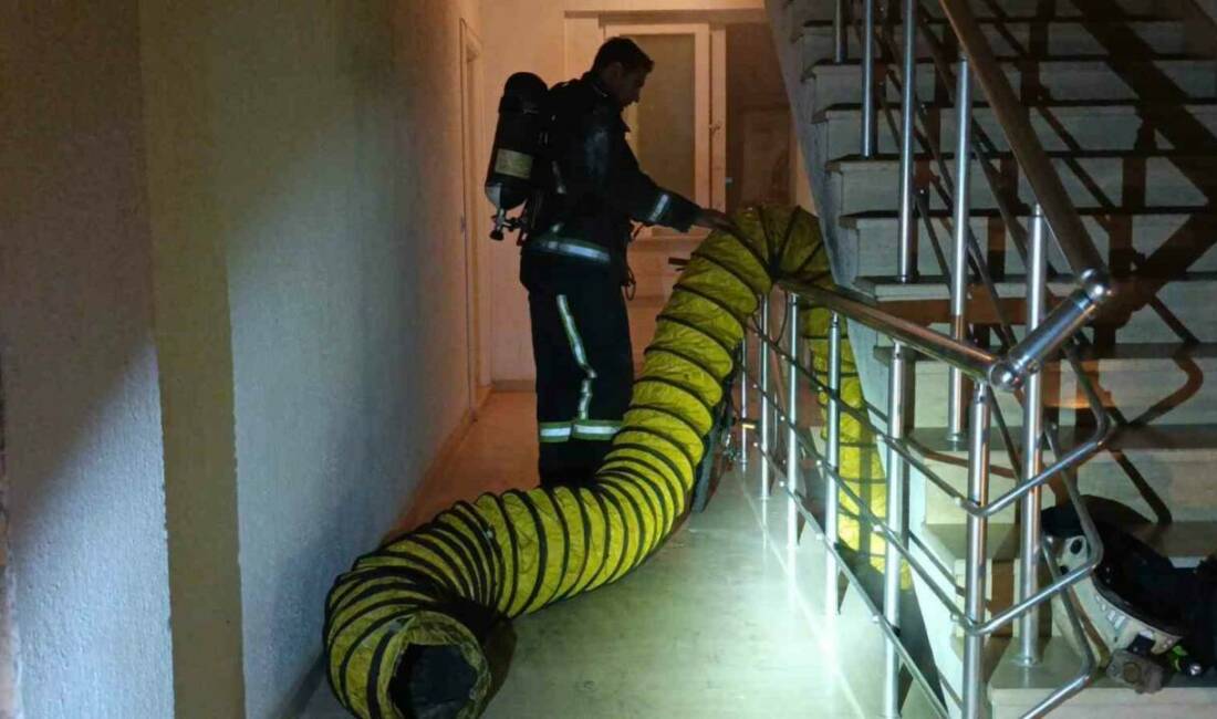 Antalya’nın Manavgat ilçesinde bir sitenin depo bölümünden yükselen duman ve