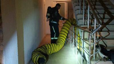 Antalya’nın Manavgat ilçesinde bir sitenin depo bölümünden yükselen duman ve