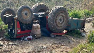 Manisa’nın Turgutlu ilçesinde eğimli arazide kontrolden çıkan traktörün devrilmesi sonucu