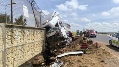 Mardin’in Nusaybin ilçesinde seyir halindeyken kontrolden çıkan yakıt tankeri, yol