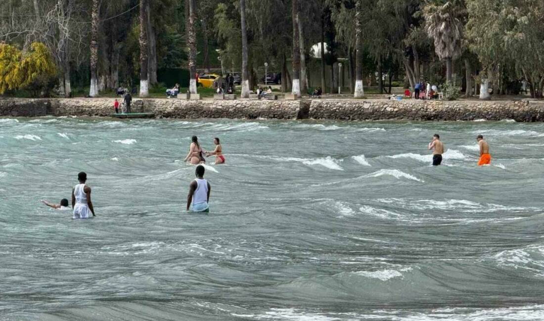 Muğla’nın Akyaka Mahallesi’nde 16 derecelik havaya aldırmayan bazı vatandaşlar denize