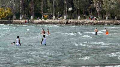 Muğla’nın Akyaka Mahallesi’nde 16 derecelik havaya aldırmayan bazı vatandaşlar denize