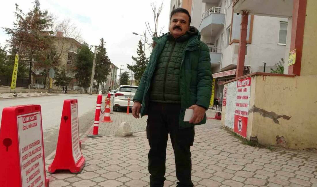 Malatya’da bir vatandaş, evinin önünde bulunan kaldırımın kendilerine ait olduğunu