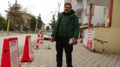 Malatya’da bir vatandaş, evinin önünde bulunan kaldırımın kendilerine ait olduğunu