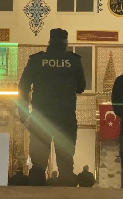 Osmaniye’nin Kadirli ilçesinde yatsı namazı için camiye giden İlçe Emniyet