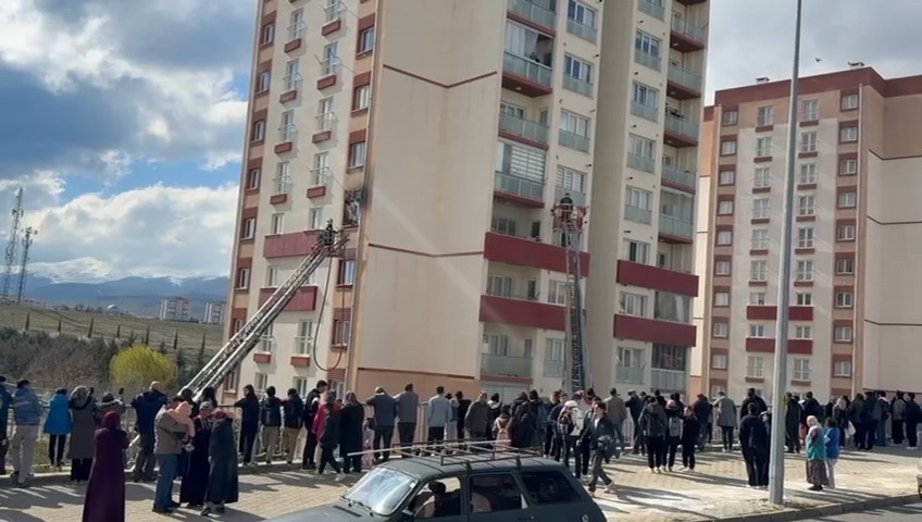 Niğde’de 10 katlı apartmanın 5. Katında çıkan yangın, itfaiye ekiplerince