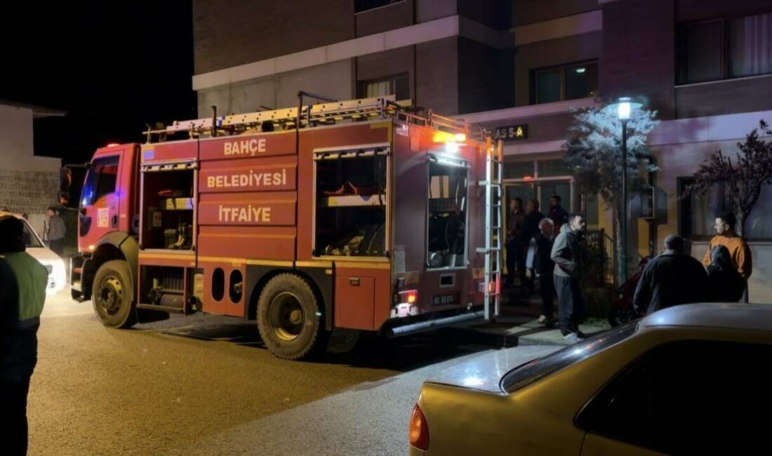 Osmaniye’nin Bahçe ilçesinde bir apartman dairesinde çıkan yangın, itfaiye ekiplerinin