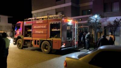 Osmaniye’nin Bahçe ilçesinde bir apartman dairesinde çıkan yangın, itfaiye ekiplerinin