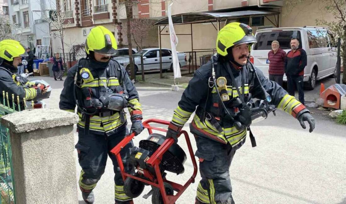 Bolu’da prizde unutulan saç kurutma makinesinden çıkan yangın, çevredeki iki