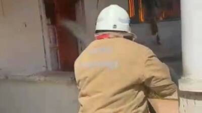 Hatay’ın Reyhanlı ilçesinde alevlere teslim olan evde çıkan yangın çevreye