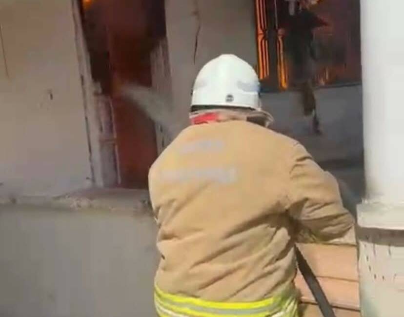 Hatay’ın Reyhanlı ilçesinde alevlere teslim olan evde çıkan yangın çevreye