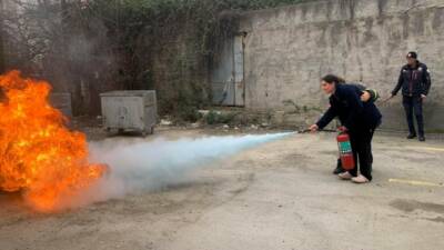 Kocaeli’de itfaiye ekipleri, hastanelerde görev yapan personele yönelik düzenlediği yangın