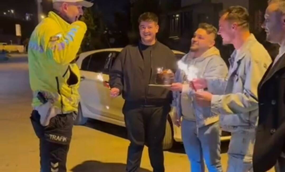 Bartın’da bir grup genç, Polis Haftası’nı kutlamak için sahte kaza