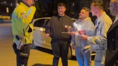 Bartın’da bir grup genç, Polis Haftası’nı kutlamak için sahte kaza