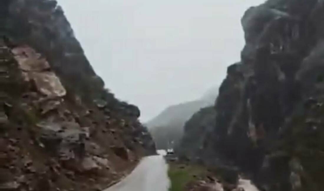 Hakkari’nin Şemdinli ilçesinde etkili olan sağanak yağışlar sonrası yamaçtan kopan