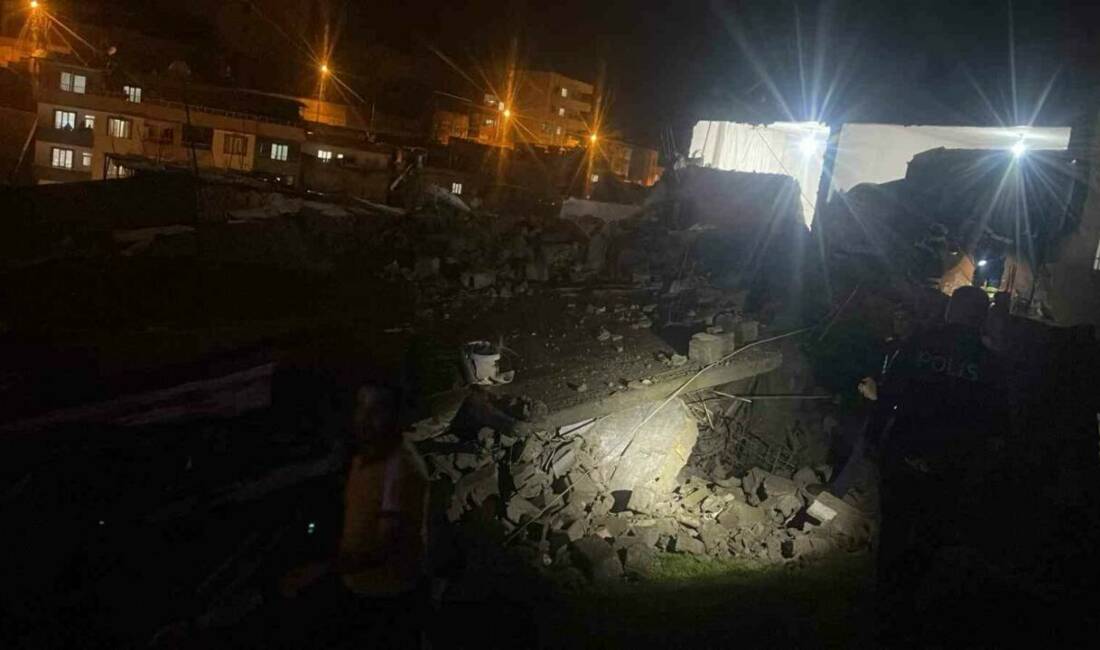 Siirt’te etkili olan sağanak yağışların ardından metruk bir bina çöktü.