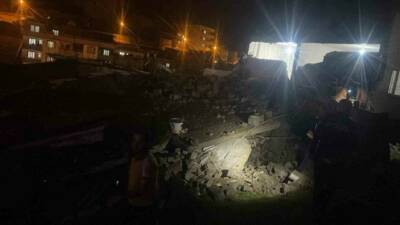 Siirt’te etkili olan sağanak yağışların ardından metruk bir bina çöktü.