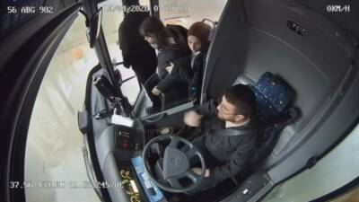 Siirt’te belediye otobüsünde fenalaşan 16 yaşındaki H.Ç., şoförün güzergahını değiştirerek