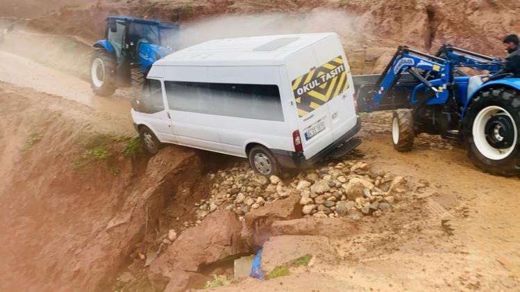 Siirt’te etkili olan yağışlar hayatı olumsuz etkiledi. Kentte merkezi etkisini