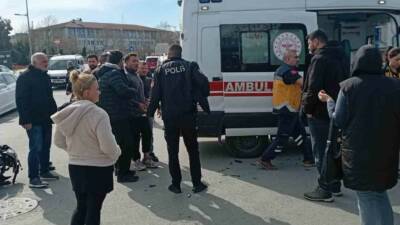Silivri’de trafik ışıklarını ihlal ettiği iddia edilen otomobil sürücüsü, motosikletle