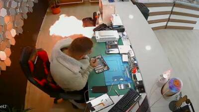 Bayburt’ta bir telefon tamircisinde cep telefonundan çıkarılan şişmiş batarya bir