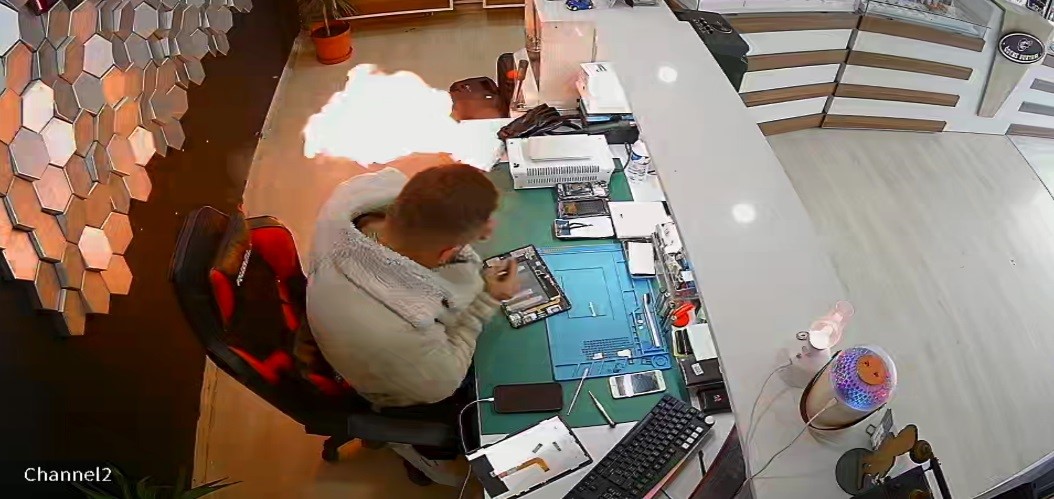 Bayburt’ta bir telefon tamircisinde cep telefonundan çıkarılan şişmiş batarya bir