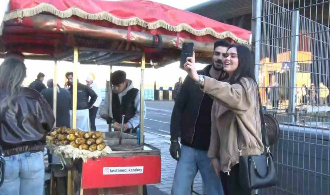 Karaköy İskelesi’nde kardeşiyle beraber kestane ve mısır tezgahı işleten 25