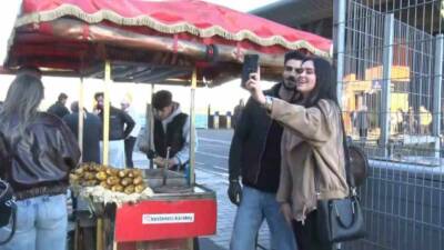 Karaköy İskelesi’nde kardeşiyle beraber kestane ve mısır tezgahı işleten 25