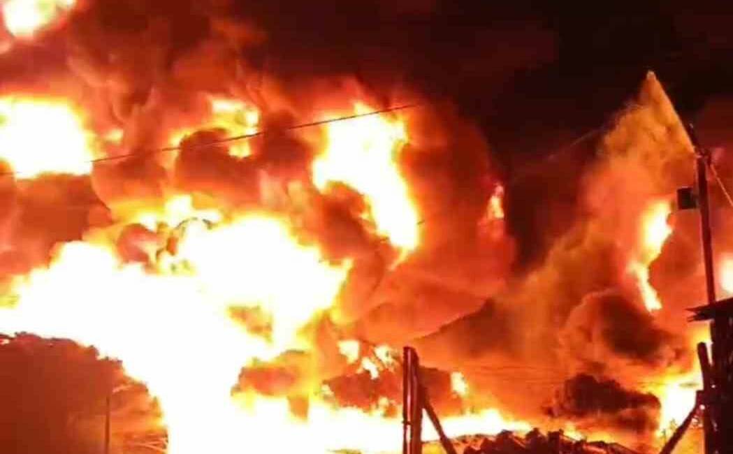 Adana’nın Kozan ilçesinde gece çıkan yangında boş araziye istiflenen sulama