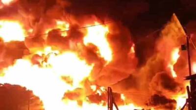 Adana’nın Kozan ilçesinde gece çıkan yangında boş araziye istiflenen sulama