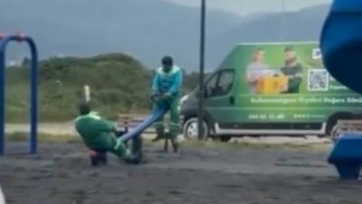 Bursa’da görev yapan belediye temizlik işçilerinin iş arası verdikleri kısa