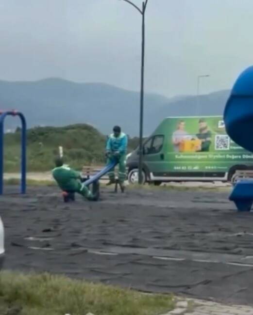 Bursa’da görev yapan belediye temizlik işçilerinin iş arası verdikleri kısa