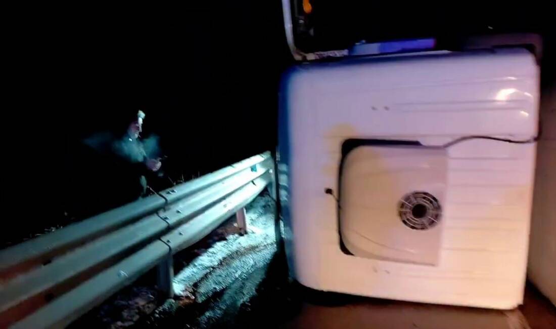 Erzurum’da kontrolden çıkan tırın devrildiği kazada sürücü yaralanırken, yol trafiğe