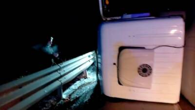 Erzurum’da kontrolden çıkan tırın devrildiği kazada sürücü yaralanırken, yol trafiğe