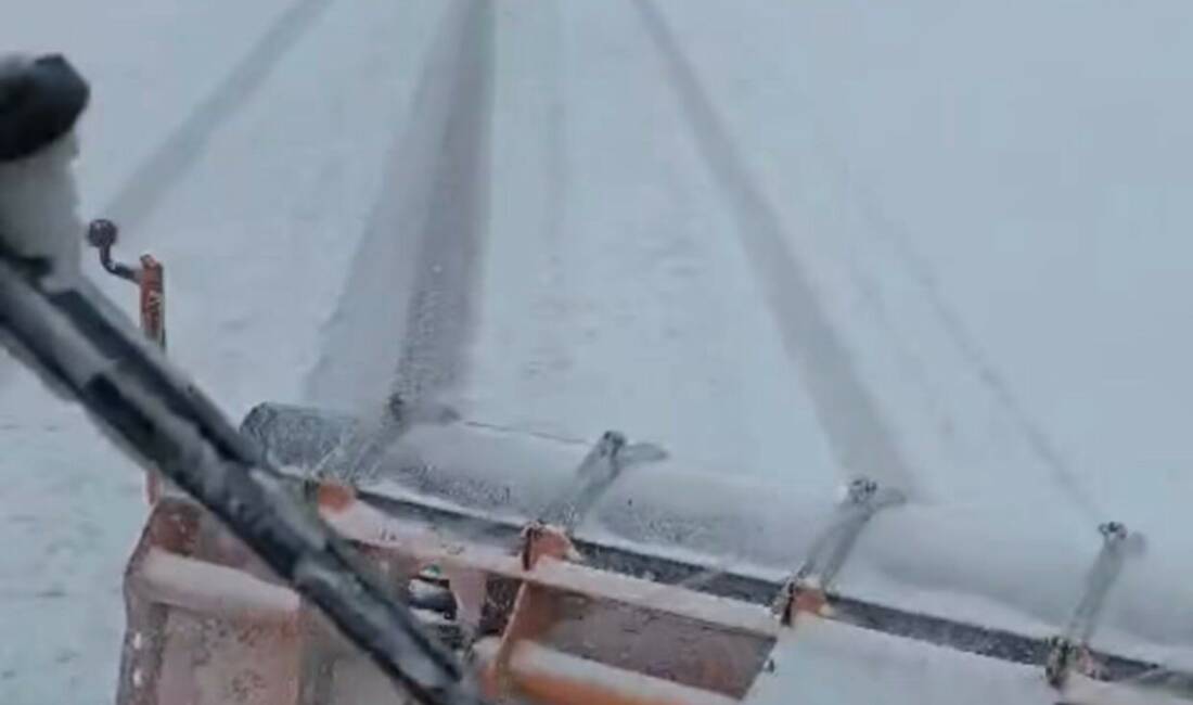 Tunceli’nin ilçelerinde etkili olan kar yağışı nedeniyle ekipler yol açma