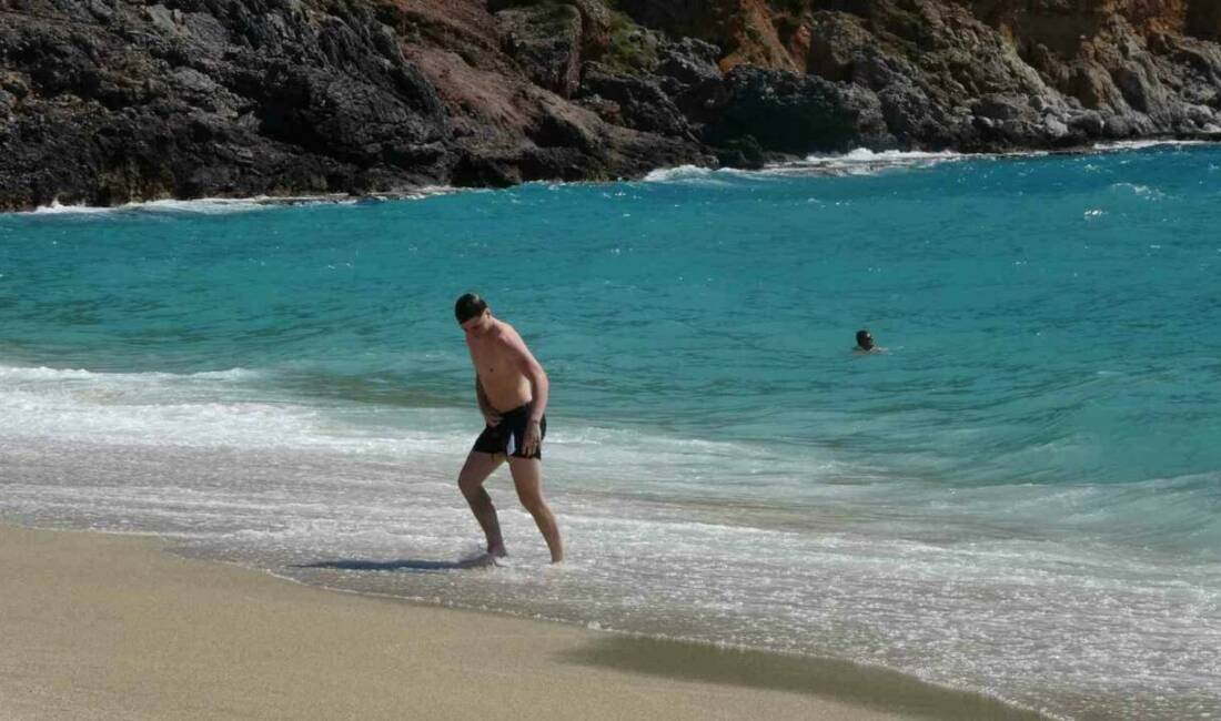 Antalya’nın Alanya ilçesinde dünyaca ünlü Kleopatra Plajı, sabah saatlerinden itibaren