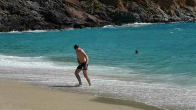 Antalya’nın Alanya ilçesinde dünyaca ünlü Kleopatra Plajı, sabah saatlerinden itibaren