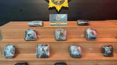 Şanlıurfa’da durdurulan bir araçta yapılan aramada valizin içerisinde 8 kilogram