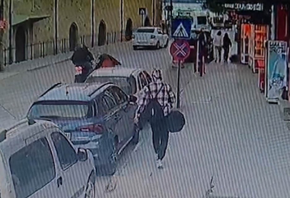 Isparta’nın Eğirdir ilçesinde yaya geçidinde karşıya geçmek isteyen kadına motosiklet