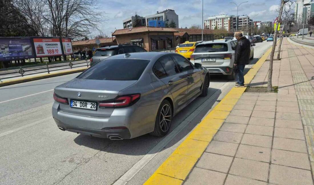 Eskişehir’de yaya geçidinin önünde 2 aracın karıştığı trafik kazasında maddi