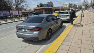 Eskişehir’de yaya geçidinin önünde 2 aracın karıştığı trafik kazasında maddi