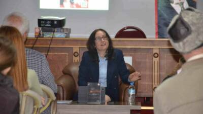 Yazar Hülya Başarangil Demir Bilecik’te okuyucuyla bir araya gelerek, okuyuculara