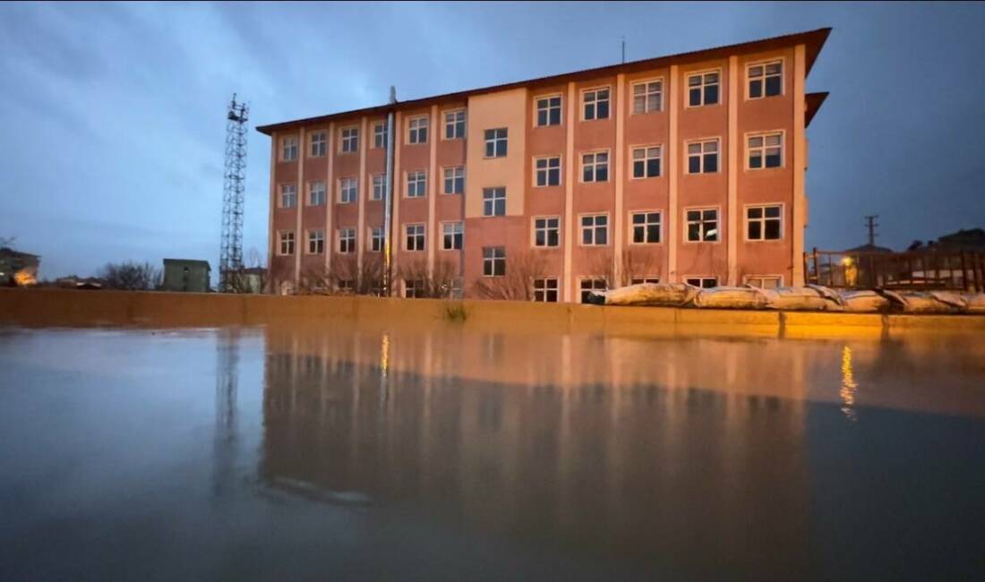 HAKKARİ (İHA) – Hakkari’nin Yüksekova ilçesinde etkili olan şiddetli sağanak