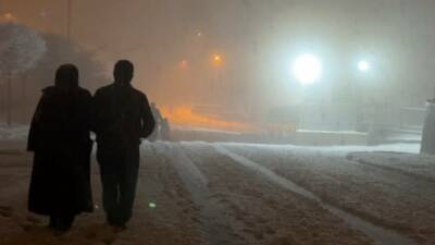 Hakkari’nin Yüksekova ilçesinde gece saatlerinde etkili olan yoğun kar yağışı,